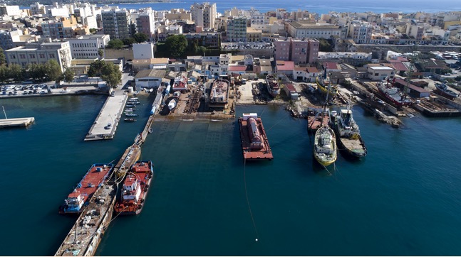 Il porto di Augusta è da tempo al centro di progetti di espansione delle banchine militari e del retroporto commerciale, anche a scapito delle saline di Punta Cugno dichiarate "sito di interesse comunitario".
